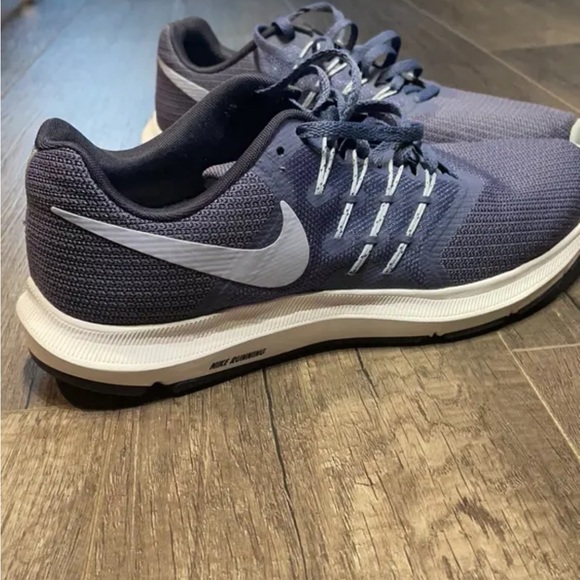 Nike shoes - Picture 2 of 6